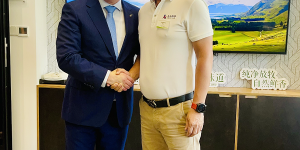 重磅握手！飞熊领鲜董事长李祥受邀参加新西兰红肉原产地品牌全新发布仪式，荣获新西兰总理亲授战略合作渠道商